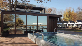 szaunház és medence csábító képe